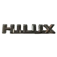 TOYOTA HILUX 3D ΠΛΑΣΤΙΚΟ ΣΗΜΑ ΠΟΡΤ ΜΠΑΓΚΑΖ 12,9 Χ 2,4 cm ΧΡΩΜΙΟ (ΑΥΤΟΚΟΛΛΗΤΟ) - 1 ΤΕΜ.