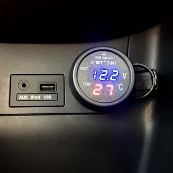 Βολτόμετρο - Θερμόμετρο Και Φορτιστής Usb Αυτοκινήτου Κόκκινα Και Μπλε Νούμερα 99103
