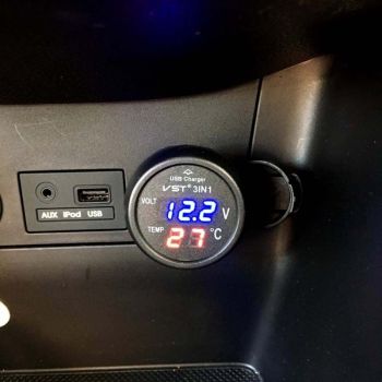 Βολτόμετρο - Θερμόμετρο Και Φορτιστής Usb Αυτοκινήτου Κόκκινα Και Μπλε Νούμερα 99103
